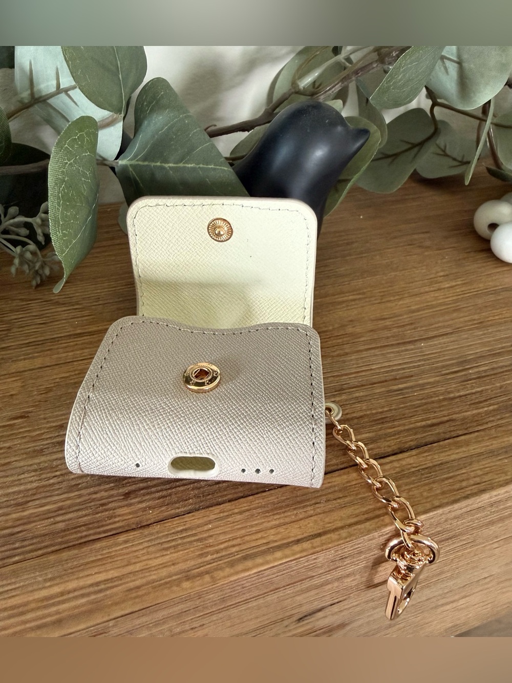 DESIGNER AIRPOD PRO GEN 3 PROTECTIVE CASE W/KEYRING - Picture 2 of 4